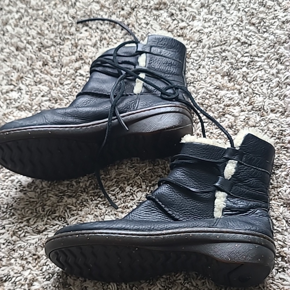 UGG-Australian Vintage Black Shearling lined Soft Leather Boot Size 8